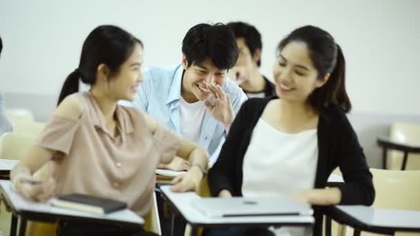 Concepto Vida Universitaria Asiática Grupo Jóvenes Estudiantes Universitarios Asiáticos Hablando — Vídeo de stock