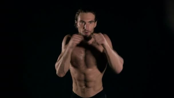 Мускулистый Человек Боксирует Тёмном Фоне — стоковое видео