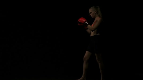 Joven Mujer Intensa Haciendo Muay Thai Rodilla Arrodillarse Blanca Joven — Vídeo de stock