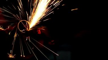 Genç Mühendislik kariyer kavramı. Yakışıklı genç bir mühendis atölye Çelik taşlama dairesel metal kesici ile. Çinli işçi eldiven gerçek mühendislik atölye ile. Kıvılcım ve flaş.