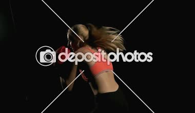 Genç yoğun kadın yumruk atma. Hava yumruk. Beyaz genç güzel kadın. Ağır çekimde vurdu. Film bir görünüm filtresi.