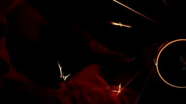 Genç Mühendislik kariyer kavramı. Yakışıklı genç bir mühendis atölye Çelik taşlama dairesel metal kesici ile. Çinli işçi eldiven gerçek mühendislik atölye ile. Kıvılcım ve flaş.