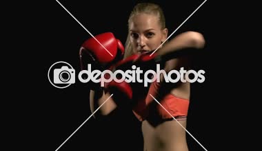 Genç yoğun kadın yumruk atma. Hava yumruk. Beyaz genç güzel kadın. Ağır çekimde vurdu. Film bir görünüm filtresi.