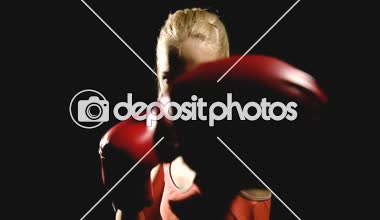 Genç yoğun kadın yumruk atma. Hava yumruk. Beyaz genç güzel kadın. Ağır çekimde vurdu. Film bir görünüm filtresi.