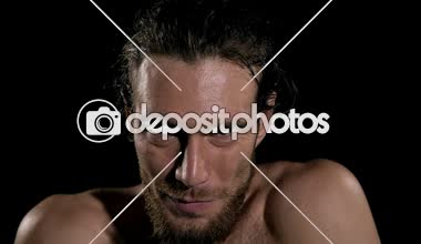 zar zor nefes ve bağırarak genç güçlü sporcu