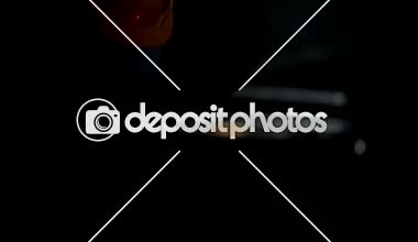 Genç Mühendislik kariyer kavramı. Yakışıklı genç bir mühendis atölye ile lehim lâmbası kemer katta kaynak yapıyor. Maske gerçek mühendislik atölye kaynak ile Çinli. Kıvılcım ve flaş.