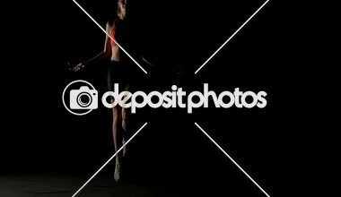 İp atlama yoğun kadın. İp atlama atletik kadın açık bir kadeh. Beyaz genç güzel kadın. Ağır çekimde vurdu. Film bir görünüm filtresi. 