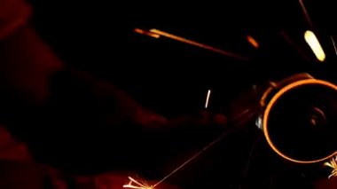 Genç Mühendislik kariyer kavramı. Yakışıklı genç bir mühendis atölye Çelik taşlama dairesel metal kesici ile. Çinli işçi eldiven gerçek mühendislik atölye ile. Kıvılcım ve flaş.
