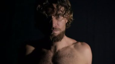 Karanlık arka planda Agressive kas sporcusu