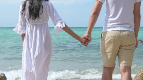 Aantrekkelijke Jonge Paar Plezier Het Strand Als Kijken Naar Oceaan — Stockvideo