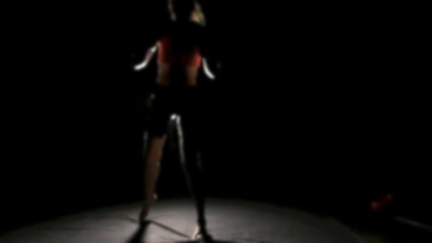 Sportswoman Boxe Sur Fond Sombre — Video