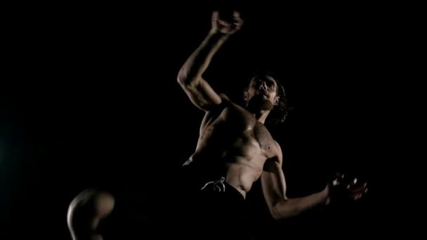 Joven Deportista Fuerte Practicando Patada Sobre Fondo Negro — Vídeos de Stock