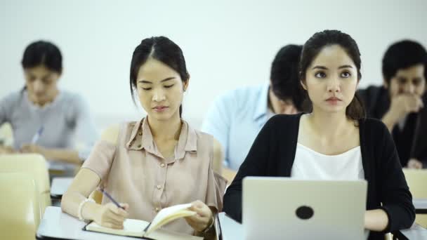 Koncepcja Życia Asian Uniwersytetu Grupa Młodych Studentów Azjatycki Siedząc Pokoju — Wideo stockowe