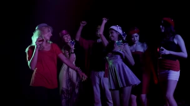 Grupo Multiétnico Hombres Guapos Con Muchas Mujeres Bailando Animando Música — Vídeos de Stock