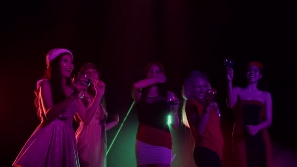 Grupo Multi Étnico Homem Bonito Com Muitas Mulheres Dançando Torcendo — Vídeo de Stock