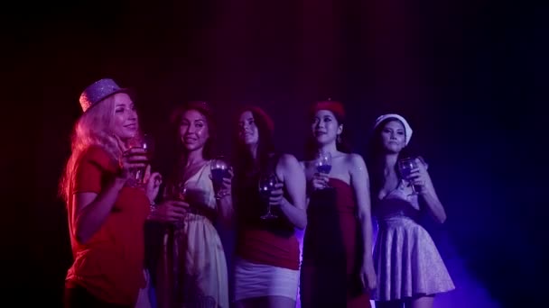 多族裔群体的英俊男子与许多妇女跳舞 欢呼派对音乐与朋友在舞池的夜总会 中镜头 慢动作 — 图库视频影像