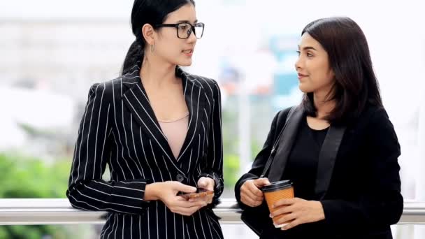 年轻一代的业务团队理念 年轻的女商人在一起工作 和咖啡和手机交谈 参加商业区 — 图库视频影像