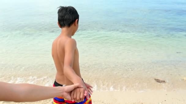 泰国海滩上的快乐孩子 跑到美丽的白色沙滩上握着他父亲的手 为泰国旅游 节假日促销 用慢动作拍摄的 — 图库视频影像