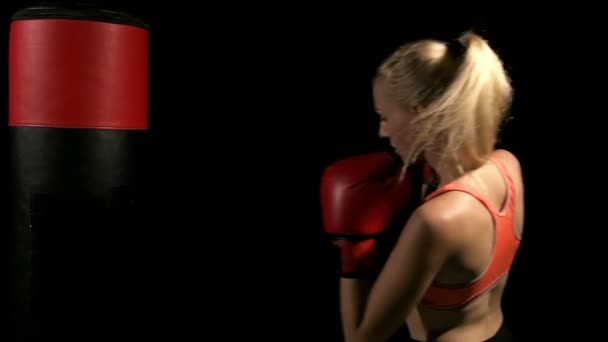 Giovane Donna Intensa Che Lancia Pugni Sacco Boxe Riposo Giovane — Video Stock