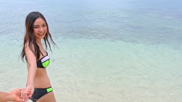 美丽的单身中国女人在海滩上 迷人的中国年轻女性在海滩上玩得开心 和一个男人一起跑到海里去了 用慢动作拍摄的 看电影 芭堤雅 视角风格 — 图库视频影像