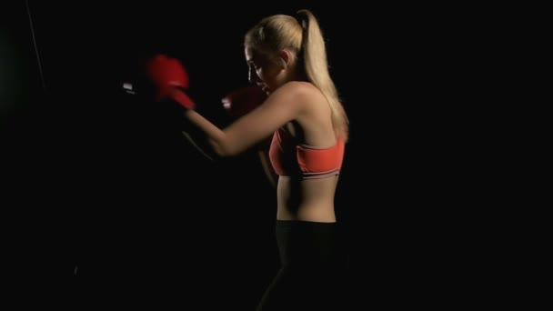年轻的激烈的女人投掷拳 冲压空气 白色年轻美丽的女人 用慢动作拍摄的 胶片外观滤镜 — 图库视频影像