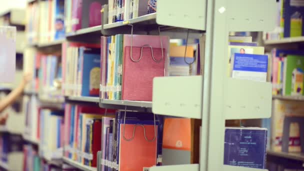 Concepto Vida Universitaria Asiática Joven Estudiante Adolescente Caminando Biblioteca Universitaria — Vídeo de stock