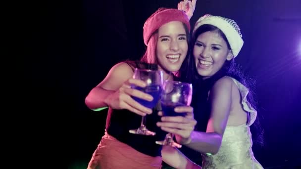 年轻美丽的白人妇女的肖像跳舞 与她的亚洲女孩朋友在夜总会的舞池 看着相机与饮料 中镜头 慢动作 — 图库视频影像