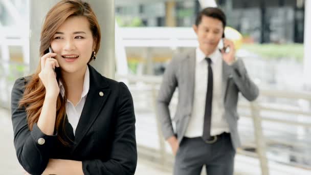 年轻一代企业工作生活平衡的概念 年轻的商业实习生亚洲妇女在她的办公室外休息时有私人电话交谈 在紧张的工作后放松身心 — 图库视频影像