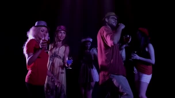 Grupo Multiétnico Hombres Guapos Con Muchas Mujeres Bailando Animando Música — Vídeos de Stock