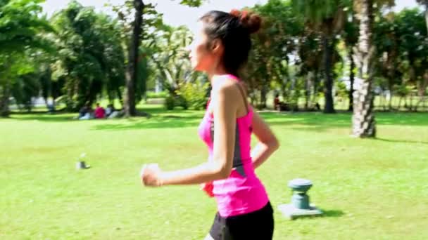 Una Mujer Corriendo Parque Una Joven China Corriendo Parque Delante — Vídeos de Stock