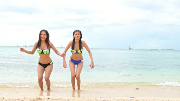 Привлекательные Молодые Китаянки Веселятся Пляже Прыжки Радости Замедленная Съемка Взгляд — стоковое видео