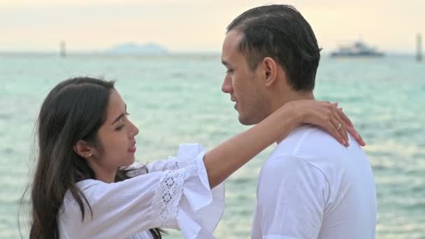 Attraente Giovane Coppia Romanticismo Sulla Spiaggia Bacio Appassionato Insieme Durante — Video Stock