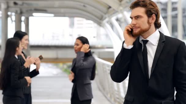 Conceito Escritório Móvel Jovem Homem Negócios Tendo Uma Conversa Telefônica — Vídeo de Stock