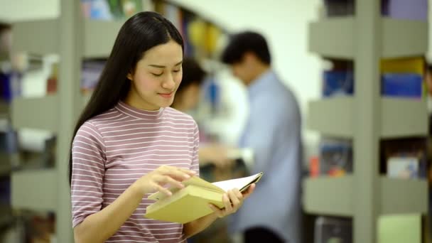 Concepto Vida Universitaria Asiática Joven Estudiante Adolescente Leyendo Libro Biblioteca — Vídeo de stock