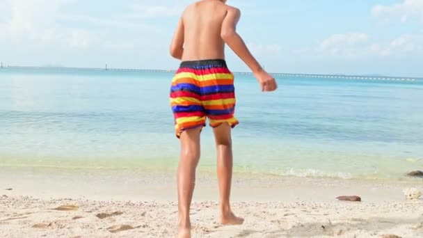 Niño Feliz Playa Tailandia Corriendo Hacia Hermosa Playa Arena Blanca — Vídeo de stock