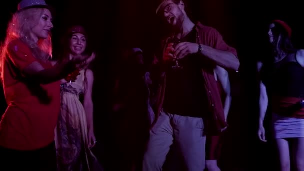 Wieloetnicznego Grupa Przystojny Mężczyzna Wieloma Kobietami Taniec Doping Muzyka Party — Wideo stockowe