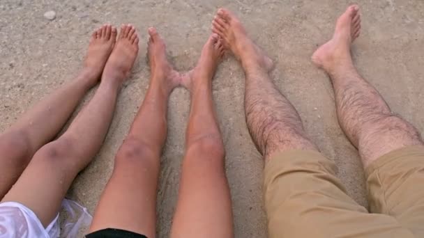 Giovane Famiglia Divertirsi Sulla Spiaggia Sdraiati Sulla Spiaggia Con Piedi — Video Stock