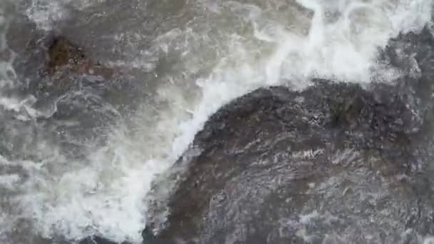 Wilder Sauberer Frischer Gebirgsfluss Der Zeitlupe Zwischen Felsen Fließt Bewölkten — Stockvideo