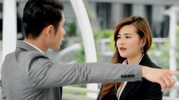 年轻一代的商业团队不合作的概念 年轻的商业实习生亚洲妇女有非常严重的斗争和与她的亚洲男性经理争吵 戏剧性的表达 — 图库视频影像