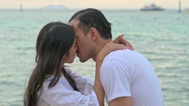 Aantrekkelijke Jonge Paar Romantiek Strand Gepassioneerde Kus Samen Tijdens Zon — Stockvideo