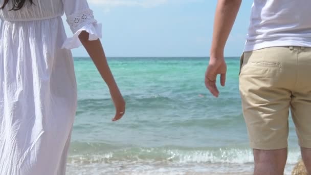 Aantrekkelijke Jonge Paar Plezier Het Strand Als Kijken Naar Oceaan — Stockvideo