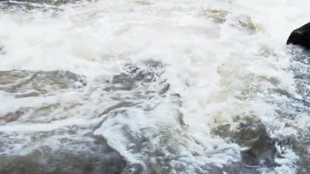 Бурлящая Свежая Горная Река Протекающая Между Скалами Замедленном Движении Снято — стоковое видео