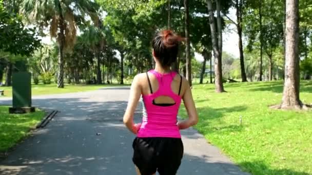 Uma Mulher Correr Parque Jovem Chinesa Correndo Parque Frente Câmera — Vídeo de Stock