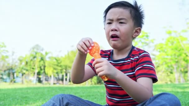 Junge Pustet Blase Park Asiatische Junge Genießen Spielen Mit Seine — Stockvideo