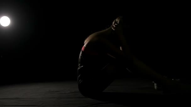 Αθλητική Γυναίκα Κάνει Προθέρμανση Σκοτεινό Φόντο — Αρχείο Βίντεο