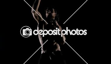 Kaslı adam karanlık arka planda boks