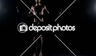 Tatbikat için ısınma adam uygun. Siyah arka plan ile ip atlama kas altı yarım çıplak beyaz adamla paketleri.