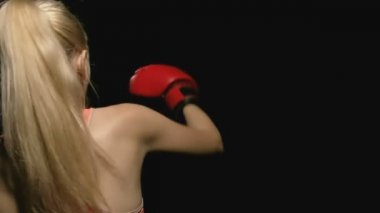 Genç yoğun kadın yumruk atma. Hava yumruk. Beyaz genç güzel kadın. Ağır çekimde vurdu. Film bir görünüm filtresi.