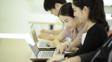 Asya Üniversitesi yaşam kavramı. Asyalı öğrenci ders ve Not almak, dizüstü bilgisayar kullanarak grubu. Öğretmen ve öğretim görevlisi dinlerken gerçek öğrenciler ile kapalı çekilen.