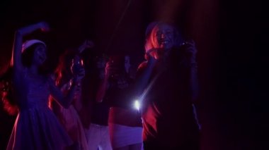 Dans, müzik parti bir gece kulübü, dans pistinde arkadaşlarınızla tezahürat birçok kadın yakışıklı adamla çok etnik gruptan oluşan grup. Orta vurdu, ağır çekim.
